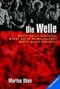 Cover-Bild zum Titel 'Die Welle: Bericht über einen Unterrichtsversuch, der zu weit ging. (Ein Buch, das vor rechter Propaganda und blindem Gehorsam warnt)' von 'Morton Rhue'